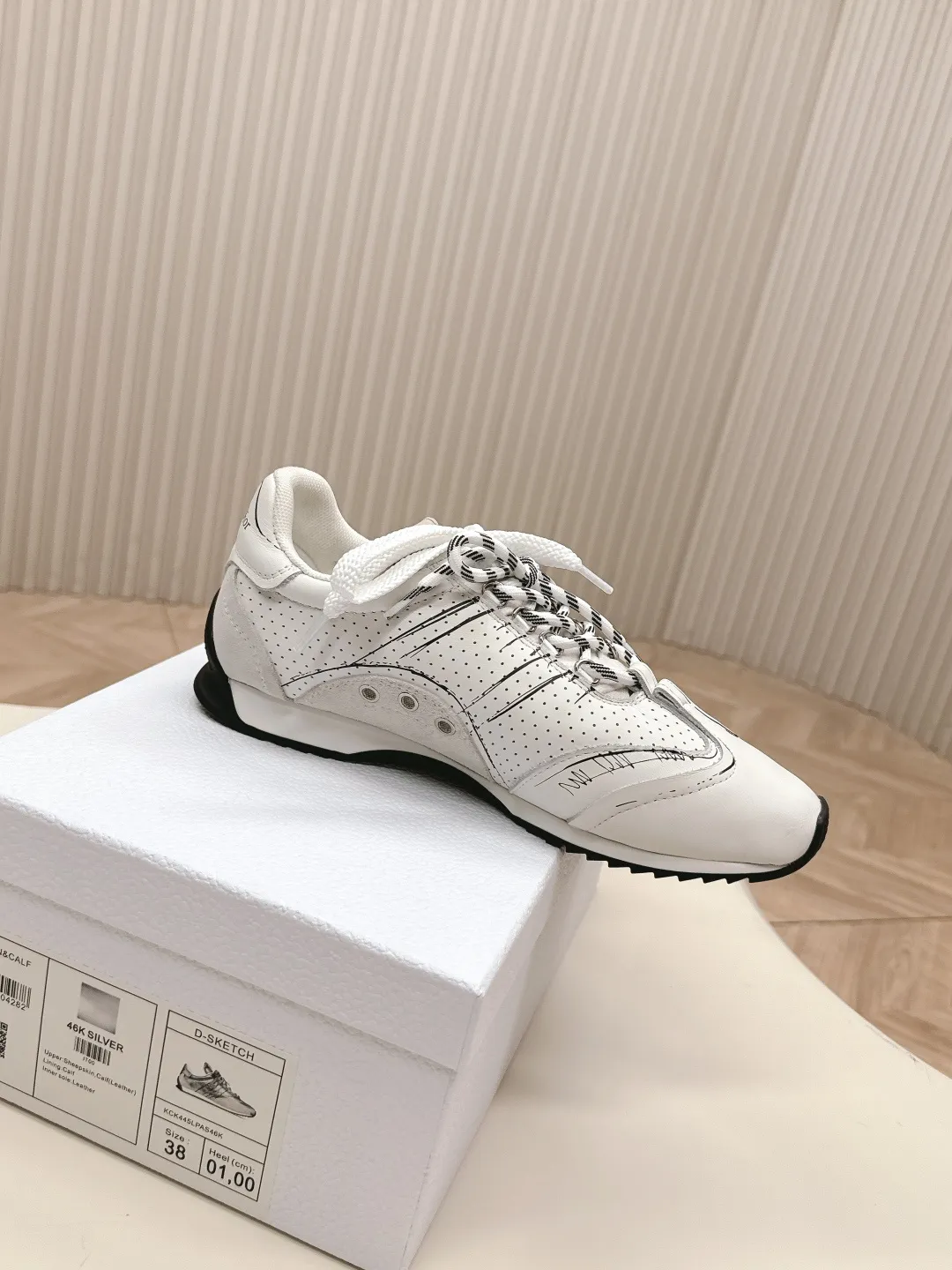 👟👟Ex-factory price 660👟👟 Dior sketch Dior spring and summer catwalk style graffiti sketch moral training shoes Forrest shoes. Original development. The most photographed item in the 25ss spring and summer show. This pair of shoes has changed the single design style of Forrest shoes in the previous impression. It retains the original shape. The details are very in line with the current fashion trend, but it also incorporates the manager's new understanding and retro feelings for Forrest shoes. The overall feeling is brand new. The material is a bit matte leather, full of retro style. It looks very high-end. The feeling on the foot is very convex. The upper foot is really good-looking and versatile. It can be worn with any style of clothes, pants and skirts. It looks good on anyone. Original combination outsole Size: 35-45
